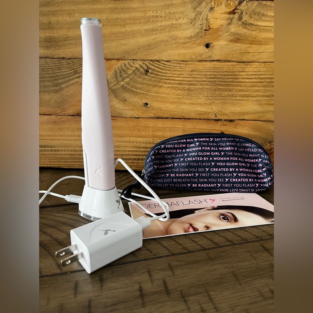 Dermaflash Luxe Facial Exfoliation Device in Pink